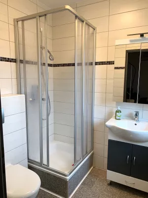 Modernes Bad mit Fenster zur optimalen Belüftung