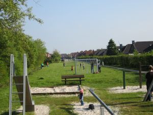Bolzplatz und Spielplatz Keine 200 Meter vom Ferienhaus entfernt ist ein kleiner Bolzplatz und ein Spielplatz für die kleinen Gäste