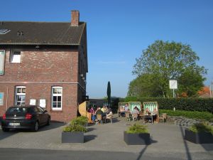 Das Fährhaus Der Merian, der Aral Schlemmer Atlas, der Varta Führer und der Gide Michelin loben die ausgezeichnete Küche. Für unter
20 € bekommen Sie ein tolles Hauptgericht