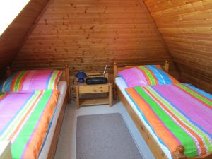 drittes Schlafzimmer Oben im Dachgeschoss gelegen.
Im Raum befindet sich noch eine Kommode und ein Fernseher mit DVBT-Receiver