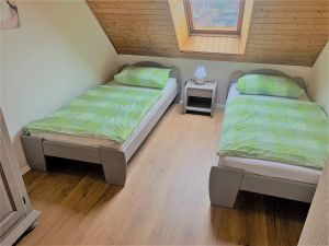 mit zwei Einzelbetten 90x200