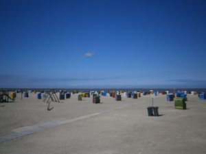 ca. 300 Strandkörbe in lockerer Aufstellung
Am Strand ist ein Multifunktionsgebäude mit sanitären Einrichtungen, Wickelraum, Restaurant und Imbiss