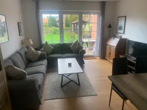 Wohnzimmer mit Blick in den Garten