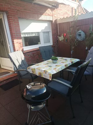 Kohlegrill, Sonnenschirm, Gartenmöbel, Polster, Zaun Höhe 180 Meter.

E-Bikes steht unsere Blockhütte zur Verfügung mit Strom.