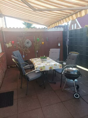 Markise 4Meter breit und die Ausfuhr 3Meter.
Ideal für schlechtes Wetter.