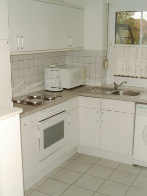 Einbauchküche mit 4 Kochfeldern, Backofen, Geschirrspülmaschine etc.