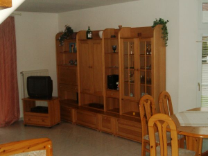 Wohnzimmer mit Polstergarnitur, Farb-Sat-TV, Stereoanlage etc.