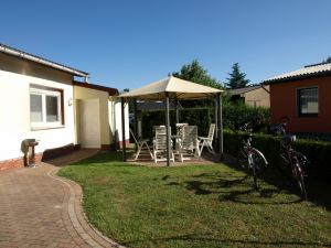 Pavillon im Garten am Ferienhaus