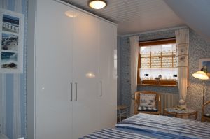 Kleiderschrank mit Stangen, Einleböden,Ganzkörperspiegel und stabile Kleiderbügel