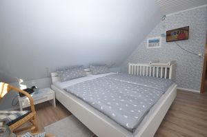 Hier sehen Sie das Kinderbett m.Wickelauflage.
An der Wand hängt ein 2.TV-Gerät.