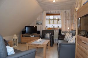 Im Wohnzimmer erwartet Sie eine 
Lederg.Schreibt.2 Lesel.
u.2 Anrichten m.eingebauten 
Safe.
Flachb.TV,DVD-Player,Stereoanl. m.CD u.MC,Bücher u.Spiele sorgen f.die Unterhaltung.