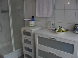 Das große helle Badezimmer Dusche
mit Handtüchern, Duschtüchern, Fön,ect. incl. schönen Badmöbeln
