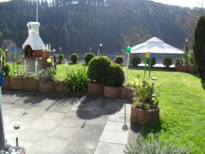 Hier die schöne Aussicht auf die Liegewiese, mit Grill, einer seperaten großen Sitzecke und Pavallion und vielem mehr...