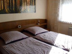 großes Schlafzimmer mit großem Doppelbett und großem Kleiderschrank 
u.v.m....