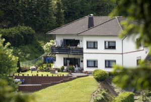 In der unteren Etage befindet sich die schöne, ruhige Ferienwohnung. 
Blick auf einen Fichtenwaldberg. 
Das große Grundstück ist komplett eingezäunt, - schöne Hanglage und überdachter Terrasse mit sep. Eingang.