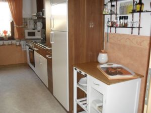 Die große,komfortable Küche beinhaltet alles an Kücheninventar und hat eine gemütliche Tischgruppe für bis 4 Personen.
Spülmaschine, Mikrowelle, Radio,Wasserkocher, Kaffeemaschine...