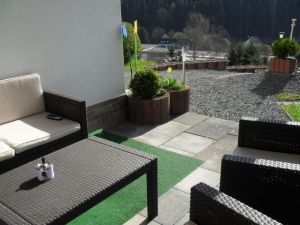 Die schöne, große, überdachte Terrasse mit schönen Loungegartenmöbeln, Liegestühlen,Sonnenschutz
Selbst bei Regen kann man hier draussen sitzen