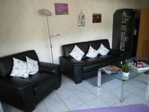 Lederimitatsitzgruppe
Tisch, Flachbildfernseher,Bücher, Informationsbroschüren,LED-Fluter,
Sterioanlage, CD's und v.m.
Terrasse direkt vorm Wohnzimmer,
Terrassentür, zwei weitere grosse Fenster. Sehr gemütlich