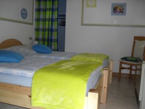 das kleine Schlafzimmer mit 2 Einzelbetten, Nachttischen, u.v.m...

für 3. oder 4. Feriengast