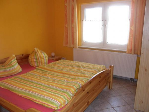 Bild 13 Typ 2 - Das Kiefernschlafzimmer für die Kinder ist mit einem Doppelbett, 2 Nachtische und einem Kleiderschrank ausgestattet.