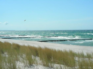 Bild 21 Ostseestrand... Sand, Sonne, Wind und Wellen - die Strände sind wundervoll - so lockt die Ostsee im Sommer. Kilometer langer Sandstrand lädt im Frühling, Herbst und Winter zu langen Spaziergängen ein, die Ruhe und die frische Seeluft sind Balsam für Körper und Seele. Geniesen Sie Natur.