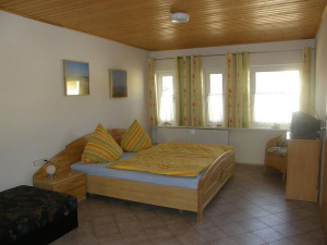 Bild 11 Typ 2 - Das Schlafzimmer bis 3 Personen betreten Sie vom Wohnzimmer aus und ist mit einem Doppelbett, 2 Nachtische und einem 5-türigen Kleiderschrank mit Spiegel, einer Schlafliege, Korbsessel, Kommode mit einem Fernseher + DVD-Player... eingerichtet.