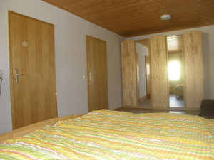 Bild 12 Schalfzimmer für 3 Personen mit einem 5-türingen Kleiderschrank. Die linke Tür führt zu einem WC mit Waschbecken und durch die rechte Tür gelangen Sie wieder in das Wohnzimmer.
