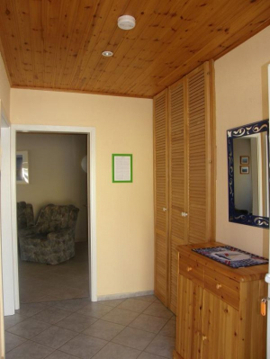 Bild 7 Sie betreten die Ferienwohnung vom Norden her. Von dort aus gelangen Sie rechts ins Bad, links in das Schlafzimmer für 2 Personen und geradeaus ins Wohnzimmer.