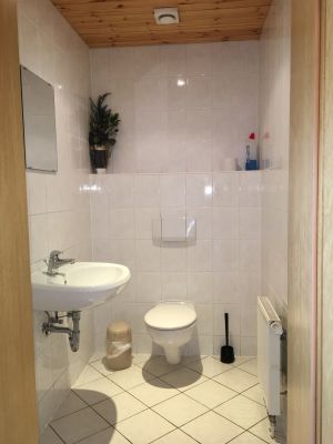 Extra WC Vom großen Schlafzimmer zu erreichen.