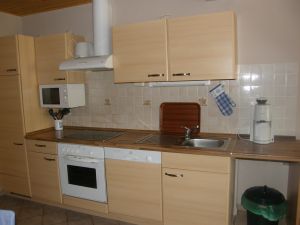 Küchenbereich So macht das Kochen Spaß;
Geschirrspüler, Herd mit Ceranfeld und Backofen, Gefrierfach mit Kühlschrank, Mikrowelle, Kaffeemaschine, Toaster...