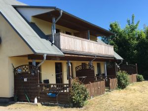 Ostseekojen Piratennest Darss Auf dem idyllischen Wassergrundstück Piratennest steht dieses Gästehaus mit 2 Ferienwohnungen für jeweils 2 Personen (Parterre, separatem Eingang, überdachte Südterrasse mit Boddenblick, Wohnzimmer + Schlafzimmer mit Boddenblick usw.). Es lädt Sie ein zum Urlaub machen. Sie sehen rechts unten den Typ 1/1 mit einer Wohnfläche von 34m² und links unten den Typ 1/2 mit einer Wohnfläche von 40m²). Das Dachgeschoss wird zu einem späteren Zeitpunkt ausgebaut.