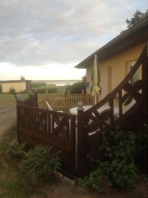 Ostseekojen: Piratennest Darss Ferienwohnung Typ 2 auf dem Wassergrundstück mit 2 Schlafzimmer und Terrasse (eingezäunt)