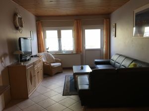 Typ 2 Wohnzimmer Der gemütliche Wohnbereich ist ausgestattet mit vielen Bildern, einer Couchgarnitur, einem Fernseher, Radio usw.. Die … integrierter Küche verfügt über einen Geschirrspüler, 4Platten-Ceranfeld mit Backofen, Kühlschrank mit Gefrierfach, Mikrowelle, Kaffemaschine, Toaster und alles was Sie zum Kochen benötigen. Sicherlich werden Sie so manche nette Stunde bei einer duftenden Tasse Kaffee oder Tee oder einem Glas Rotwein oder bei eimem Kartenspiel mit Ihren Kindern an unserem Esstisch verbringen.