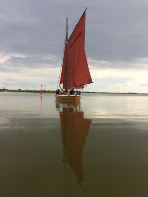 Zeese Unternehmen Sie eine Zeesfahrt.
Zeesen sind alte Fischerboote.