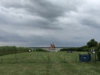 Hundespielwiese Wenn Sie einmal nichts unternehmen möchten, träumen Sie einfach vor sich hin und gehen ans Wasser.. Von Ihrer Ferienwohnung bis … zum Bodden gehen Sie nur ca. 50m über eine grüne Wiese bis zur Üferkante. Dort steht eine Bank die zum Verweilen einlädt. Beobachten Sie die Vögel, die von weitem vorbeifahrenden Boote, lauschen Sie auf das Plätschern der Wellen und das Rauschen des Windes im Schilf oder wenn es Abend wird beobachten Sie wie die Wolken vorbeiziehen... Werfen Sie die Angel aus... - Bild 6: Ostseeurlaub mit Hund - Wassergrundstück Piratennest Darß