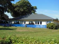 Ostseekojen Piratennest Darss Auf dem Wassergrundstück "Piratennest Darss mit Hund" direkt am Bodden steht dieses Gästehaus mit Ferienwohnungen. Es lädt Sie ein zum Urlaub machen. Sie sehen den Typ 3: Wohnfläche 43m², für 2 Personen, Boddenblick, Südterrassen (eingezäunt) mit Boddenblick, Gartenmöbel, Grill, Spiel- und Liegewiese. Rechts seitlich befindet sich der Typ 2: Wohnfläche 70m², bis 4 Personen, 2 Schlafzimmer, Terrasse (eingezäunt) mit Boddenblick, Grill... - Bild 3: Ostseeurlaub mit Hund - Wassergrundstück Piratennest Darß
