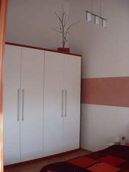 Apartment 1 grosser Kleiderschrank, mit vielen Kleiderbügeln, Bettwäsche, Bettzeug, extra Wolldecken, Handtüchern. Wäscheständer, Bügelbrett und Bügeleisen, sowie Staubsauger sind vorhanden.