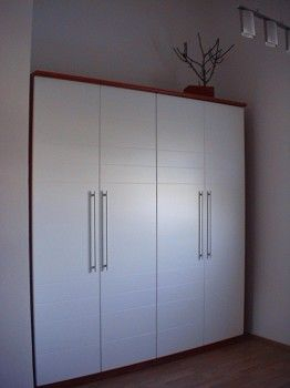 Apartment 2 Schlafzimmer mit grossem Schrank, vielen Kleiderbügeln, Bettwäsche, Handtüchern, Wäscheständer, Bügelbrett und Bügeleisen, Staubsauger