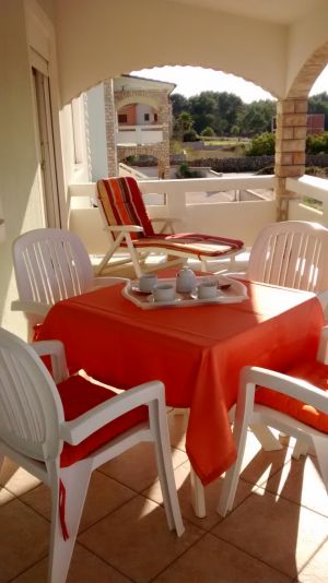 Apartment 1 Terrasse mit Roll-Liege und Terrassenmöbeln.