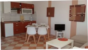 Apartment 2 Wohnzimmer, Couch mit Ottomane ausziehbar zu einem 2x2 Meter grossen Bett.