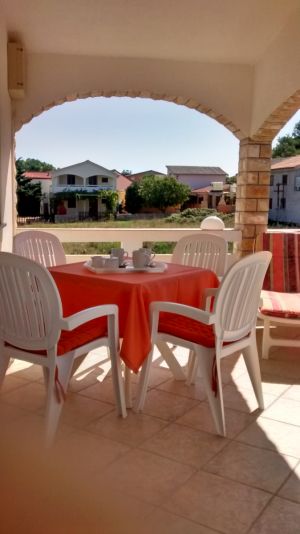 Apartment 2 Terrasse mit Terrassenmöbeln, Roll-Liege