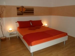 Apartment 2 Schlafzimmer mit Doppelbett, Nachttischchen, One-Touch-Nachttischlampen. Bettzeug, extra Wolldecken und Bettwäsche sind vorhanden.