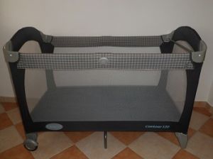 Graco Kinderbett mit Bettwäsche, Kopfkissen und Decke.