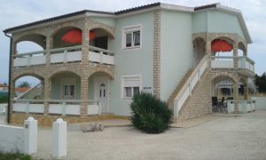 Aussenansicht Apartment 2, Zugang und Terrasse