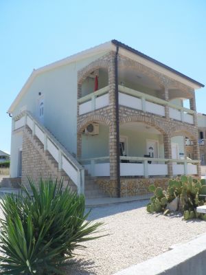 Aussenansicht separater Aufgang zum Apartment 1