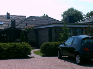 Sie verfügen bei uns über Ihren eigenen Stellplatz auf dem Grundstück - Sie stehen bei uns nicht 'auf der Strasse'.