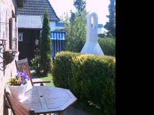 Sommer, Sonne, Terrasse, Holzmobiliar. Strandkorb, Grillkamin - alles da!