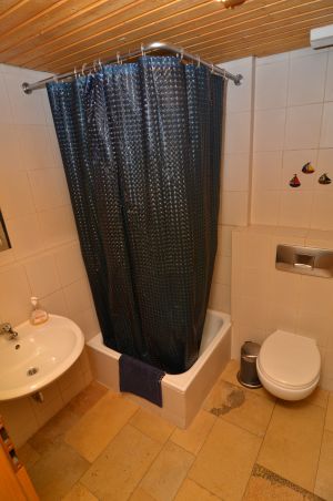 mit WC und Waschbecken