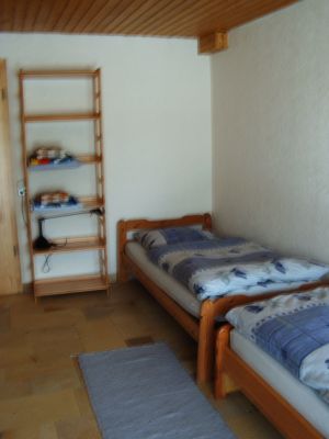 mit zwei Einzelbetten, Schrank und Zugang zur Terrasse