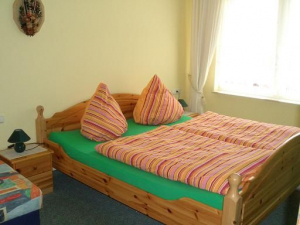 Typ 3 bis 3 Personen
Schlafzimmer mit Doppelbett + Schlafliege